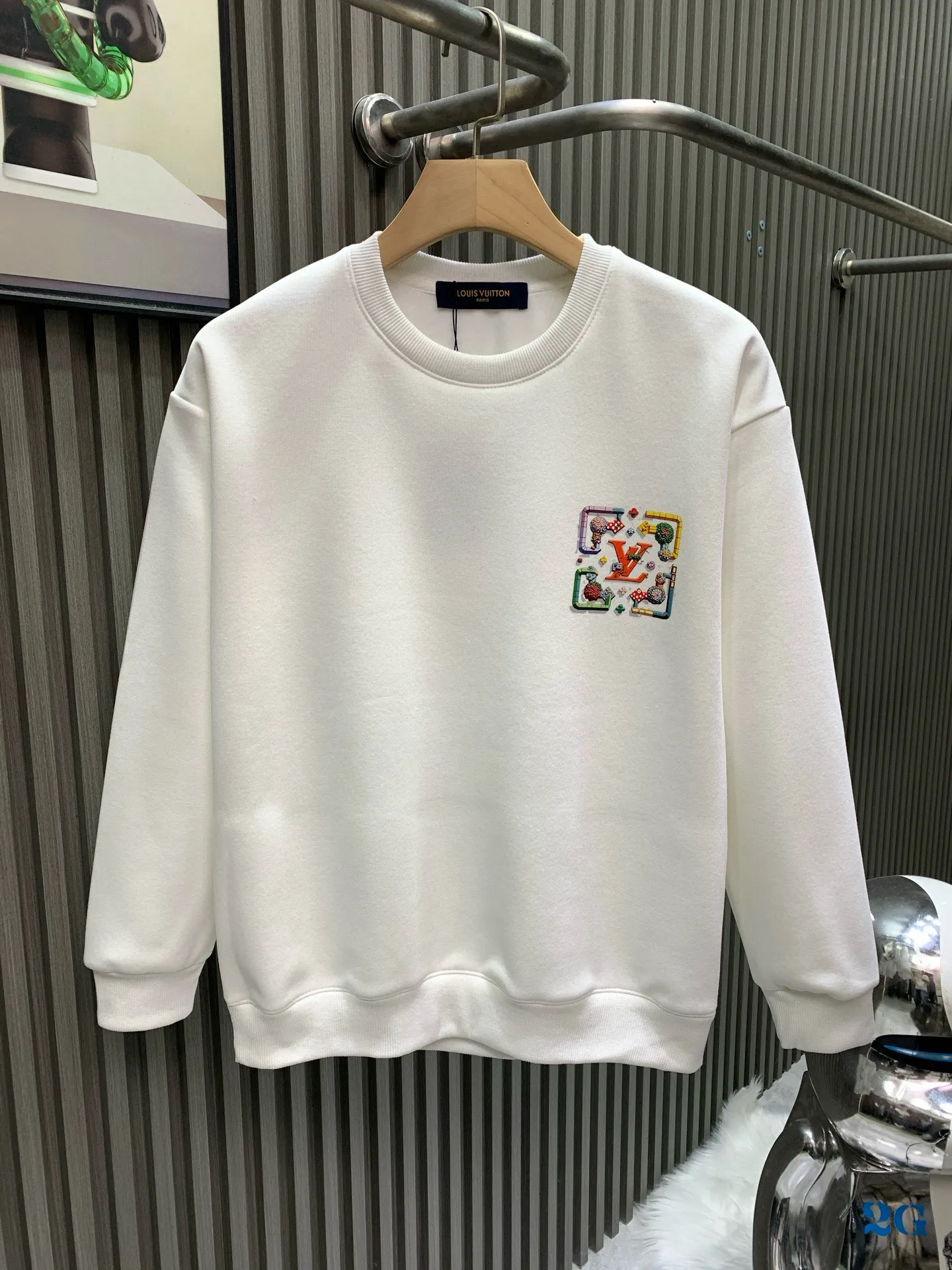 🅿️250 🀄️ Louis Vuitton 25*1V new autumn and winter pullover sweatshirt 400g pure cotton➕silver fox velvet LV Monogram Playful Garden scarf Luxurious silk blend scarf Bright cartoon flowers and mushroom prints Extraordinary fashion accessories for various occasions Excellent gift choice Source of design inspiration Eye-catching items Same style for men and women